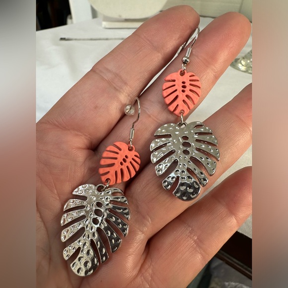 Silvertone and peach monstera leaf dangle earrings - Picture 5 of 5